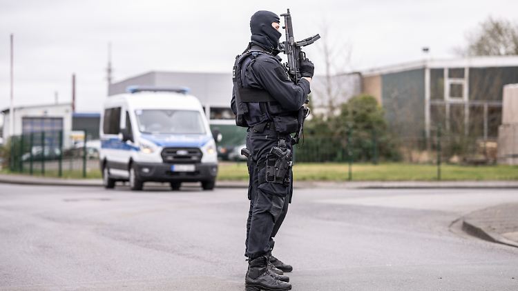 Bei den Durchsuchungen kam auch es zu Festnahmen, teilen die Behörden mit. (Symbolbild)