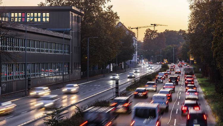 Neue Verbrenner könnte es länger als geplant auf deutschen Straßen geben.