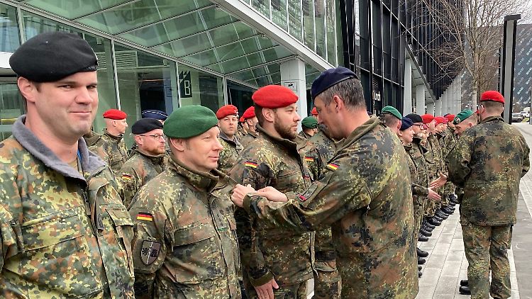 Der bisherige Aufstellungsstab geht in einen regulären Kampfverband über.