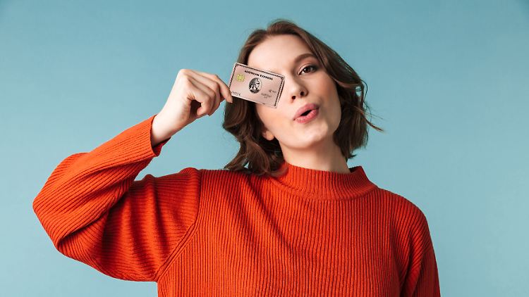 Die goldene Amex (im Bild in Rosé) ist günstiger als die Platinum Card, bietet aber trotzdem einige Vorteile.