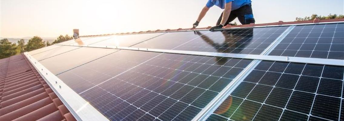 Eine eigene Solaranlage kann eine sinnvolle Investition sein – einen Fehler sollten Interessierte dabei aber auf gar keinen Fall machen!