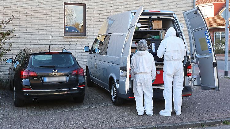 Ermittler sichern bereits Spuren in der Wohnung.