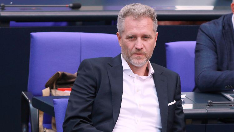 Petr Bystron soll 2022 auf X einen Beitrag geteilt haben, der an einen Hitlergruß erinnert. 