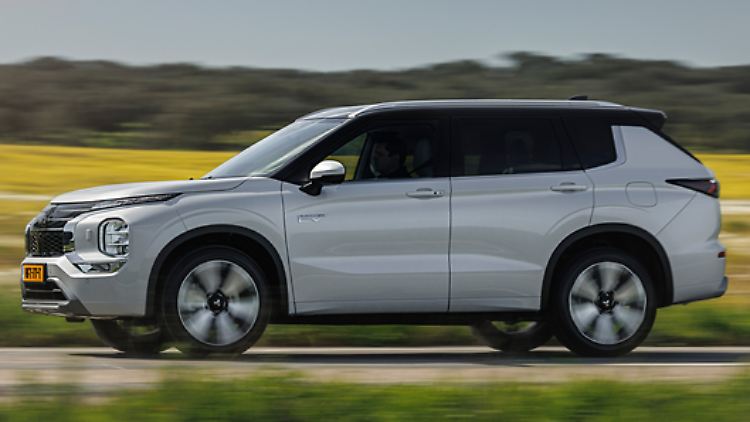Den rund 4,72 Meter langen Outlander charakterisiert der Tester als Reisewagen mit gutem Platzangebot.