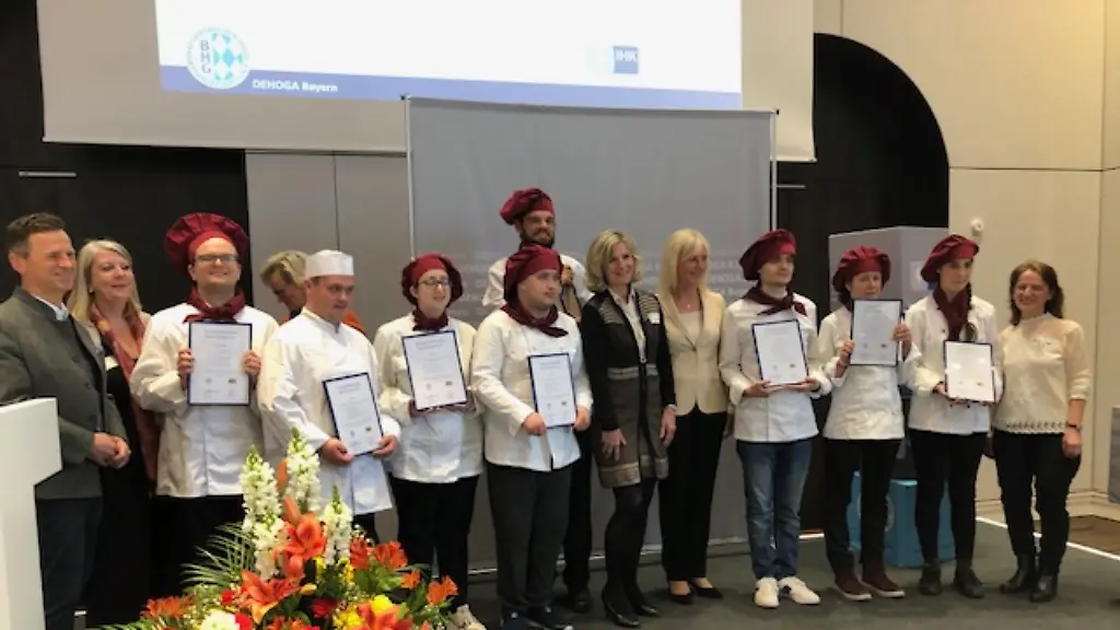 Gruppenbild-Zertifikatsuebergabe-2023