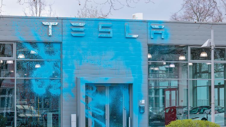 Aktivisten sprühten den Tesla-Store in Berlin in AfD-Blau an. 