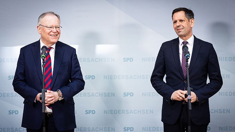 Der Alte und der Neue: Weil (l.) übergibt an Lies.