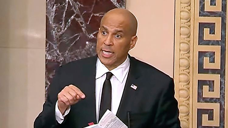 Cory Booker redet seit 18 Stunden. Dabei geht es nicht nur um Trump. Er rezitiert auch Gedichte.