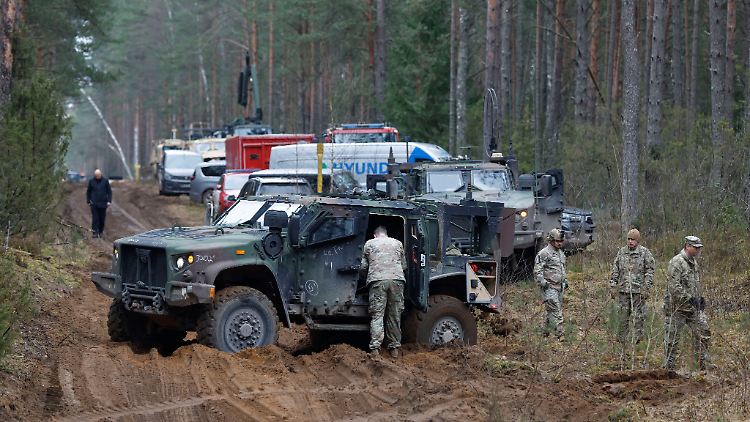 US-Soldaten nahe dem Gewässer, in dem der Panzer der Vermissten gefunden wurde.