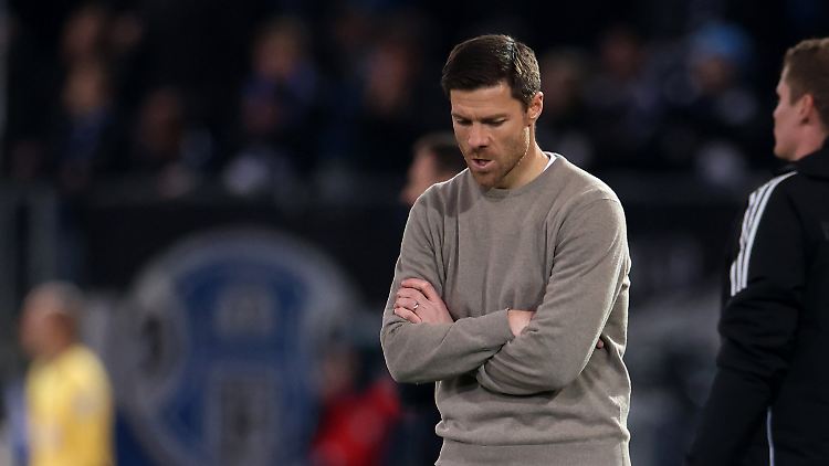 Xabi Alonso war fassungslos. Bayer Leverkusen blamiert sich auf der Alm.
