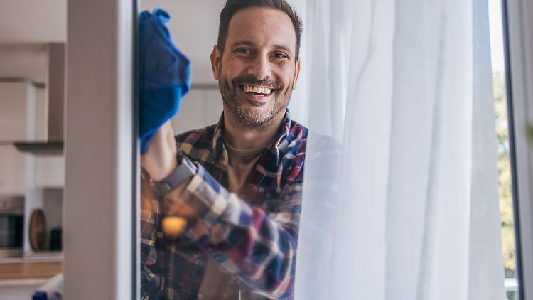 Zum Frühjahrsputz gehört natürlich auch das Fensterputzen – aber wie gelingt das streifenfrei?