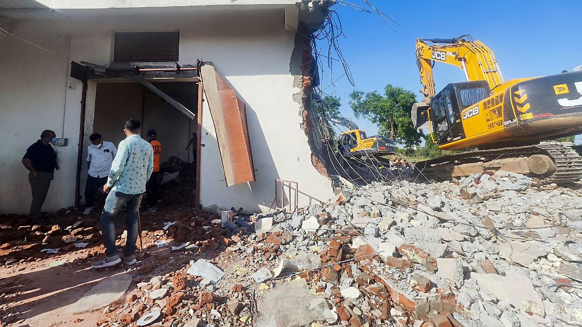 Den Berichten zufolge gibt es Hinweise, dass in dem Gebäude Feuerwerkskörper illegal aufbewahrt und auch hergestellt wurden.