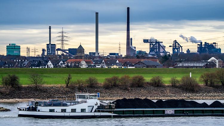 Fabriken wie die Hüttenwerke Krupp-Mannesmann in Duisburg sind auf Rohstofflieferungen über den Rhein angewiesen. (Bild aus dem Februar)