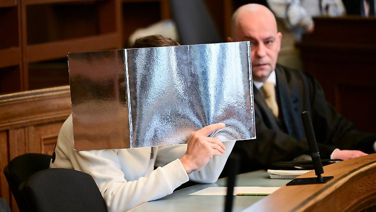 Dem Anklagten wird versuchte schwere Brandstiftung, versuchte gefährliche Körperverletzung und Sachbeschädigung vorgeworfen.