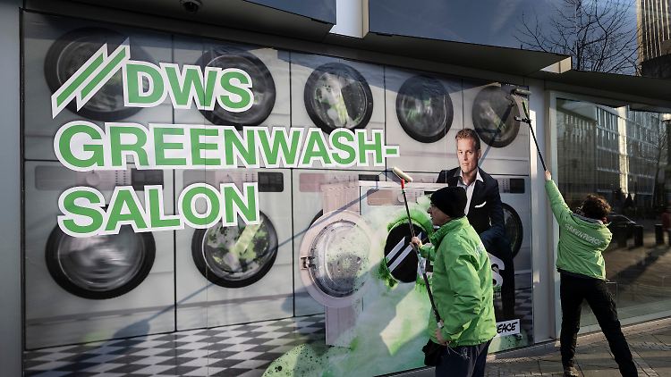 Vor gut zwei Jahren beklebten Aktivisten von Greenpeace die Glasfassade der DWS mit Bildern eines Waschsalons.