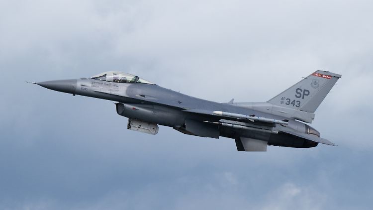 Ein F-16 Kampfjet der US-Airforce hebt von der Airbase in Spangdahlem ab.