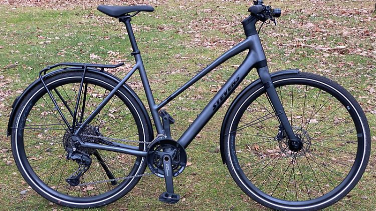Neu im Fuhrpark der Stevens-Modellfamilie: die Version mit Trapezrahmen, also stark nach hinten abgesenktem Oberrohr.