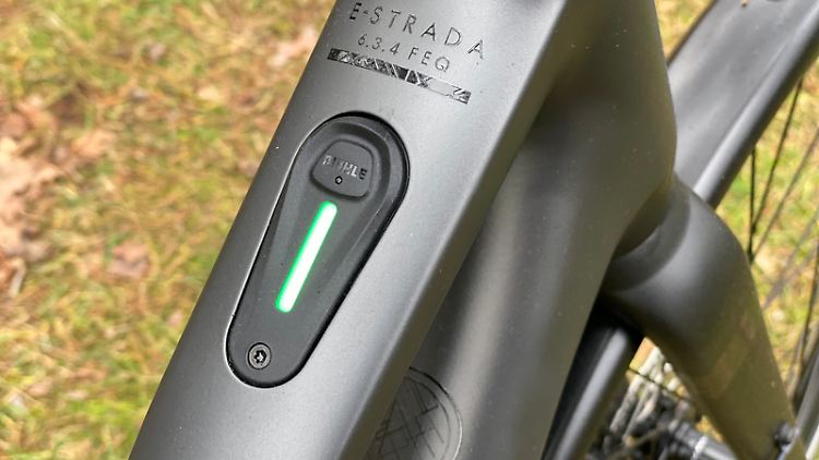 Versenkte Bedieneinheit: Über einen Knopf im Rahmenrohr lässt die der Mahle-Motor an- und ausschalten. Die LED-Anzeige signalisiert die gewählte Unterstützungsstufe und den Ladestand des Akkus.