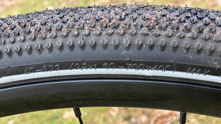 Das E-Strada ist ein "28er": Das Profil verspricht Grip auch im leichten Gelände, obwohl das Modell für glatten Grund gedacht ist.