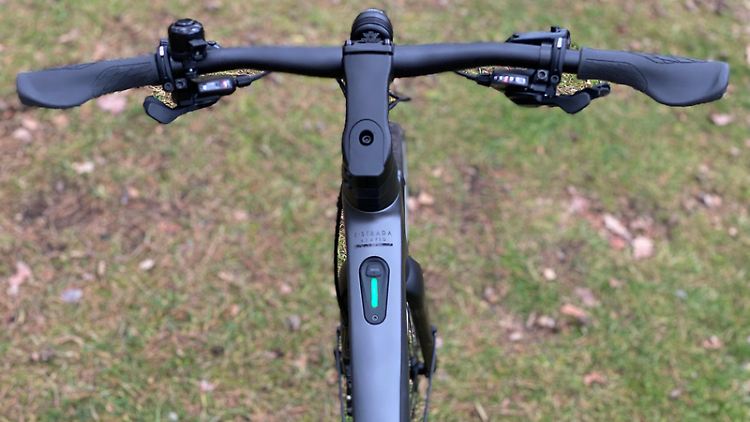 Aufgeräumt und funktional: das Cockpit. Die Hebel in Daumenreichweite sind bequem zu bedienen.