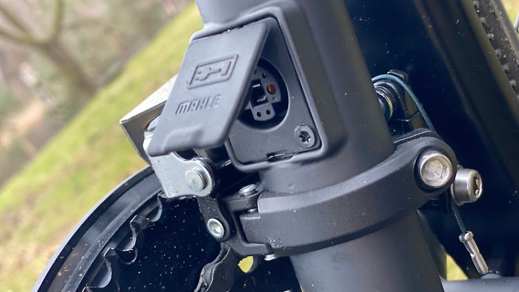 Plug & load: Über diese Buchse fließt Strom in den Akku. Weil dieser aber fest verbaut ist, muss das ganze Rad zur Steckdose.