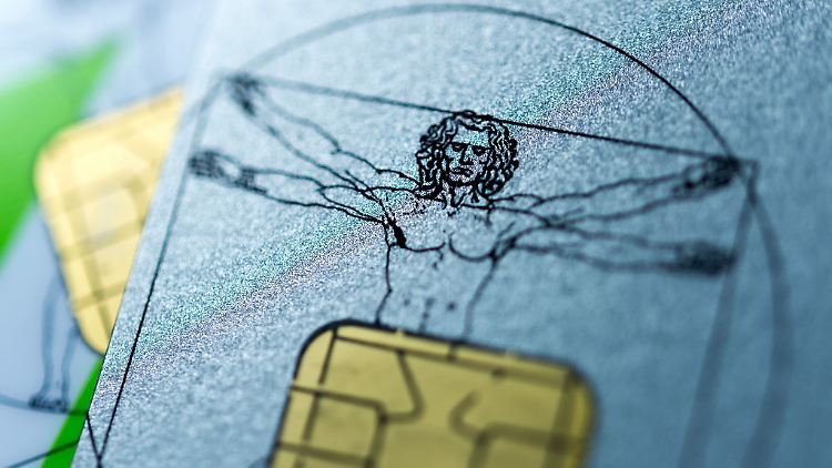 In der gesetzlichen Krankenkasse versichert? Dann übernimmt für Ruheständler  die Rentenversicherung automatisch den halben Versicherungsbeitrag.