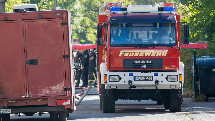 Feuerwehr und Rettungswagen sind am Tatort im Einsatz. 
