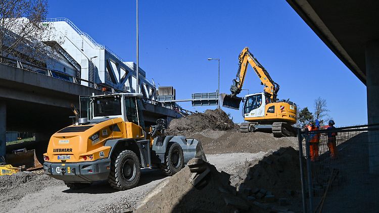 Die gesperrte Brücke liegt im Westen Berlins neben dem Internationalen Congress Centrum.