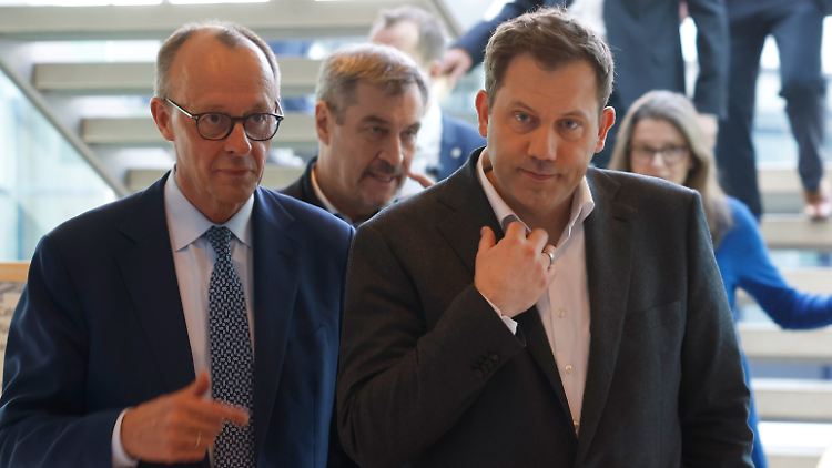 Merz und Klingbeil verhandeln gerade über die Ergebnisse der Arbeitsgruppen, die den Entwurf für den Koalitionsvertrag verfasst haben.