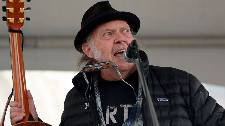 Obwohl er auch US-Bürger ist, sorgt er sich, dass er aus den USA ausgesperrt werden könnte: Neil Young.