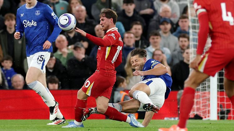 Tarkowski traf Mac Allister an der Wade.