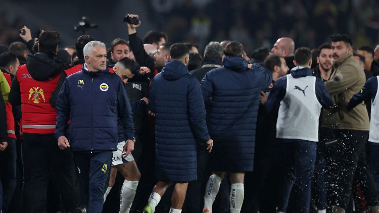 Mourinho selbst liefert den negativen Höhepunkt.