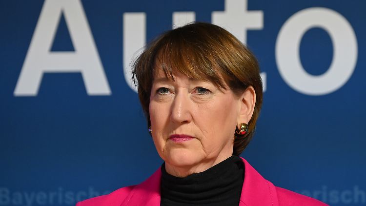Die EU müsse sich jetzt schnell um Freihandelsabkommen bemühen, sagt Müller.