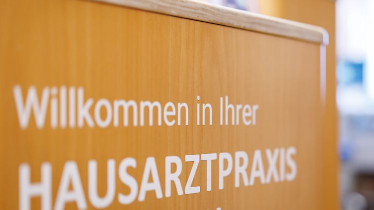 Nach den Plänen von Union und SPD soll die Hausarztpraxis in fast allen Fällen erste Anlaufstelle für Patientinnen und Patienten sein.  