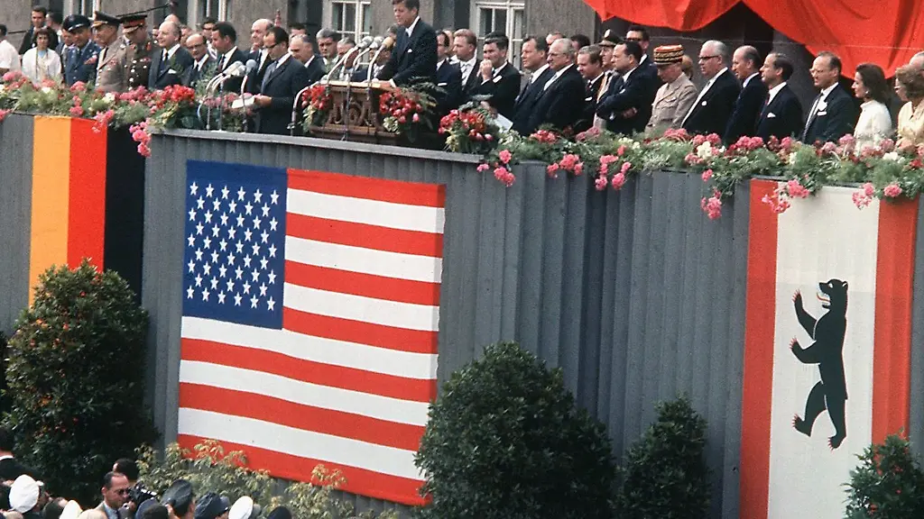 Das-historische-Foto-zeigt-den-damaligen-US-Praesidenten-John-F-Kennedy-bei-seiner-Rede