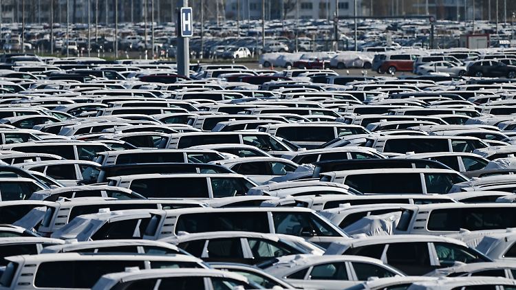 Zahlreiche Neuwagen der Marke Volkswagen stehen zur Verladung im Hafen von Emden bereit.