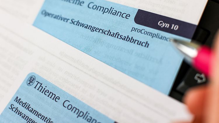 Rund 50 Prozent der Schwangerschaftsabbrüche wurden 2024 mittels Absaugung durchgeführt, 41 Prozent medikamentös. 