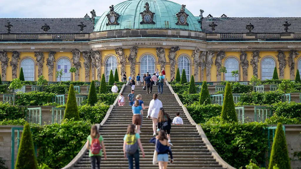 Zahlreiche-Besucher-stehen-im-Park-Sanssouci-auf-der-Treppe-vor-dem-Schloss-Sanssouci