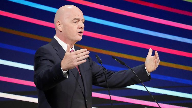 FIFA-Boss Infantino ist zu Gast bei der UEFA - und verkündet Großes. 