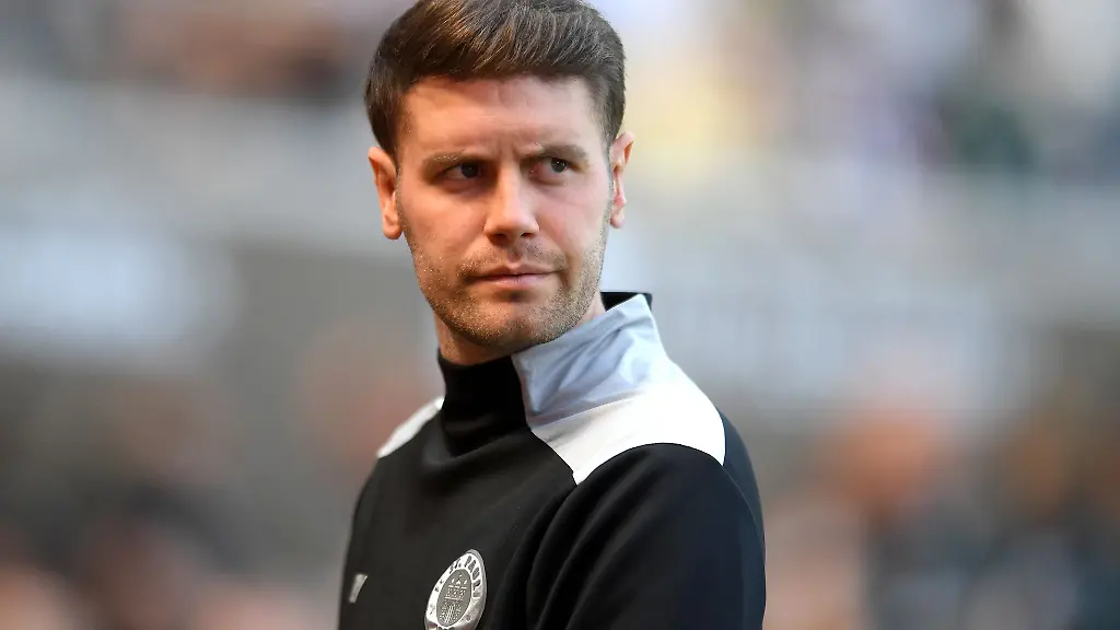 Fabian-Huerzeler-Trainer-FC-St-Pauli-schaut-ernst