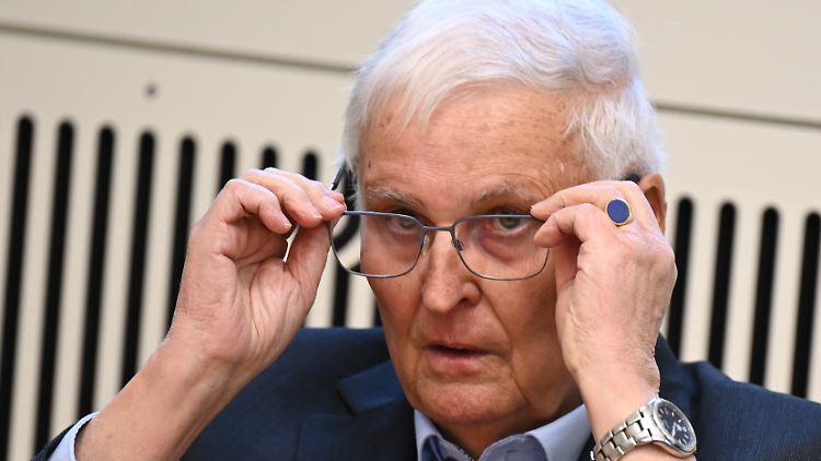 Schaut ganz genau hin: Theo Zwanziger.