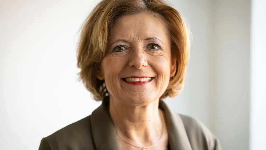 Malu-Dreyer-SPD-Ministerpraesidentin-von-Rheinland-Pfalz-laechelt-in-die-Kamera