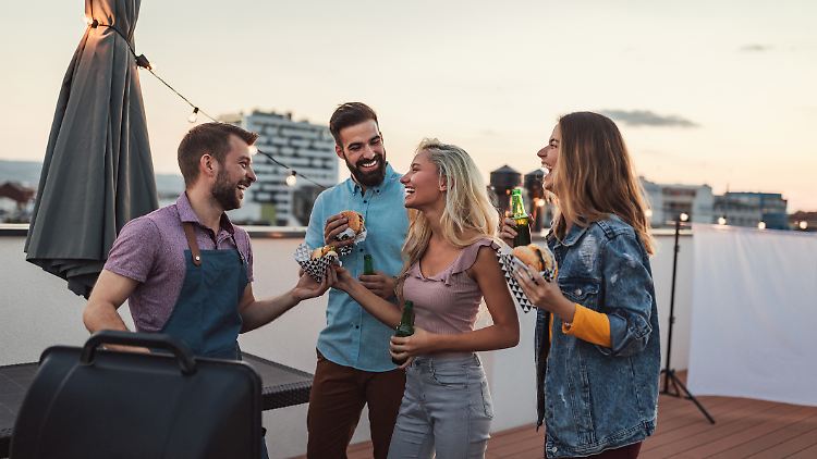 Grillen auf dem Balkon gehört für viele zu den Highlights des Sommers.