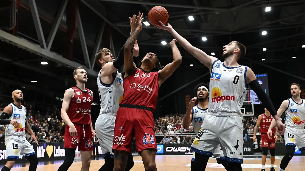 Der-Chemnitzer-Kevin-Yebo-M-setzt-sich-gegen-Crailsheims-Asbjoern-Midtgaard-l-und-Arunas-Mikalauskas-durch