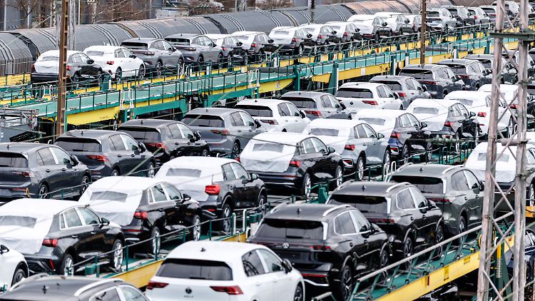 Die schwache Konjunktur belastet Autobauer. Und nun kommt auch noch der Zoll-Krieg hinzu.