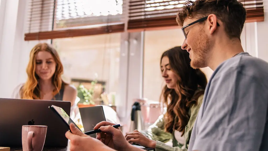 Gemeinsam-geht-es-oft-leichter-Azubis-koennen-sich-mit-Hilfe-von-Pruefungsfragen-aus-vergangenen-Jahren-und-Probeaufgaben-aus-dem-Netz-auf-die-Zwischenpruefung-vorbereiten