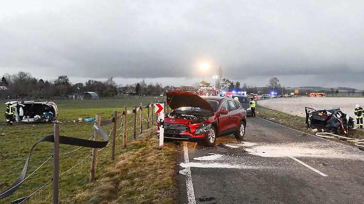 Die am Unfall beteiligten Fahrzeuge lagen wild verstreut.