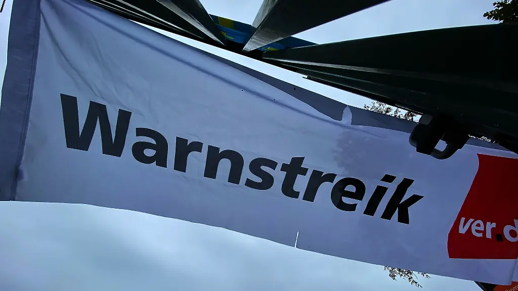 Ein-Transparent-bei-einem-Warnstreik-der-Gewerkschaft-Verdi