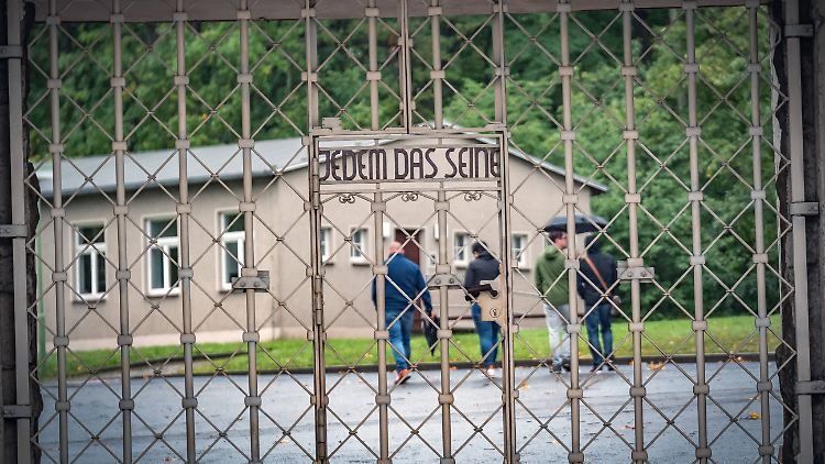 Auf dem Lagertor zum ehemaligen Konzentrationslager Buchenwald bei Weimar steht der Spruch "Jedem das Seine". Am Ende des Zweiten Weltkriegs war es das größte Terrorlager der Nationalsozialisten auf deutschem Boden. Heute ist dort eine Gedenkstätte. 
