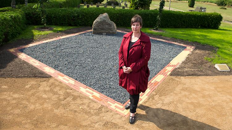 Leiterin Carola Rudnick 2013 auf dem Gelände der Gedenkstätte in Lüneburg.